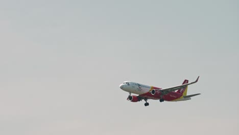 Thai-Vietjet-Air-Airbus-A320-214-Hs-vkc-Acercándose-Antes-De-Aterrizar-En-El-Aeropuerto-De-Suvarnabhumi-En-Bangkok-En-Tailandia
