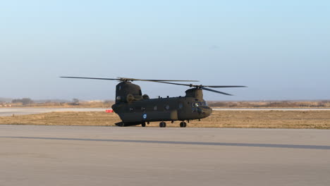 Aeropuerto-De-Helicópteros-Chinook-Con-Hélices-En-Funcionamiento.-Estático