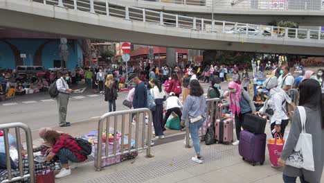 Coronavirus-Pandemie,-Sonntägliches-Treffen-Einheimischer-Frauen-Mit-Schützenden-Gesichtsmasken-In-Der-Innenstadt-Von-Hongkong,-Während-Der-Verkehr-Vorbeifährt