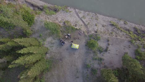 Vista-Aérea-Elevándose-Sobre-La-Orilla-Del-Lago-Motocicleta-Camping-Viaje-Por-Carretera-Libertad