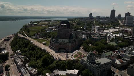 Enfoque-Aéreo-Con-Inclinación-Hacia-Abajo-Del-Hotel-Chateau-Frontenac-Durante-El-Verano