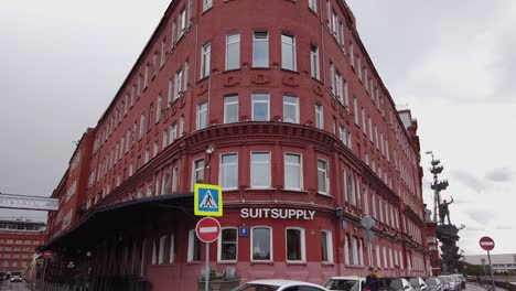 Tienda-De-La-Empresa-Suitsupply-En-Moscú-En-El-Antiguo-Edificio-De-La-Fábrica-Comunista