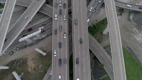 Dieses-Video-Handelt-Von-Der-Vogelperspektive-Des-Berufsverkehrs-Auf-Der-Hauptautobahn-In-Houston
