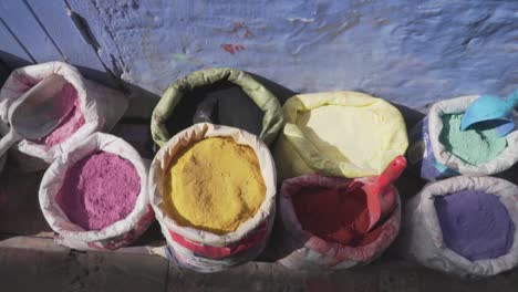 Pigmentos-En-Polvo-De-Colores-Brillantes-Y-Vibrantes-En-Las-Calles-Tradicionales-De-Chefchaouen,-Marruecos