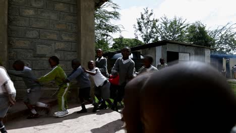 Niños-Pequeños-Felices-Con-Uniformes-Escolares-Se-Alinean-Y-Entran-Al-Edificio-De-La-Iglesia-En-Los-Terrenos-De-Su-Escuela-Privada-Cerca-De-Nairobi