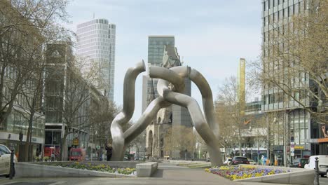Moderne-Skulptur-Im-Stadtzentrum-Von-Berlin-Und-Wolkenkratzer-Im-Hintergrund