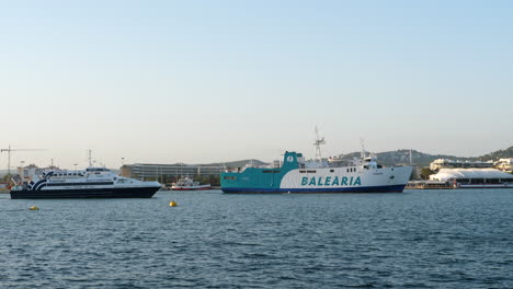 Ferry-Balearia-Navegando-Por-El-Puerto-De-La-Isla-De-Ibiza,-España