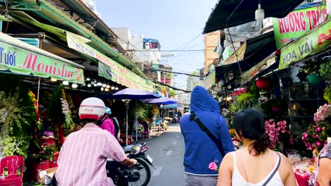 Bummeln-über-Den-Wunderschönen-Blumenmarkt-In-Ho-Chi-Minh-Stadt,-Dem-Ehemaligen-Saigon,-In-Vietnam-–-Dolly-Slowmo-Aufnahme