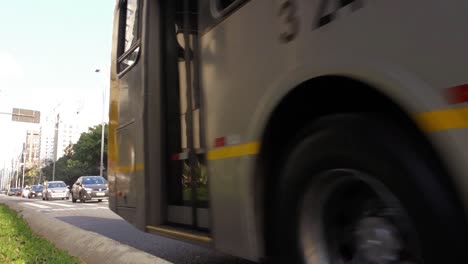 cars-and-bus-traffic-on-a-sunny-Saturday-at-Paulista-Avenue,-the-most-famous-in-the-city