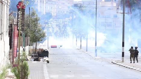 Palästinenser-Randalieren-Und-IDF-Soldaten-Schießen-Mit-Tränengas