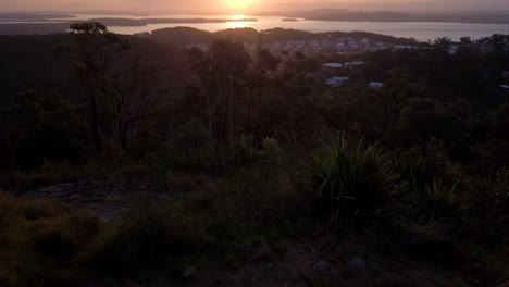 Wunderschöne-Aussicht-Vom-Hügel,-Aufnahme-Des-Sonnenaufgangs-Und-Sonnenuntergangs-Hinter-Einer-Kleinen-Stadt-Am-Aussichtspunkt-Gan-Gan,-Nelson-Bay