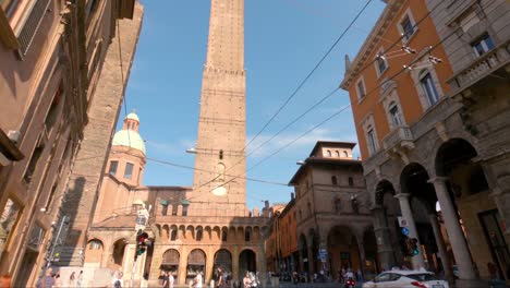Quadratische-Piazza-Di-Porta-Ravegnana-In-Bologna-Und-Zwei-Türme-Torri-Garisenda-Und-Torri-Asinelli