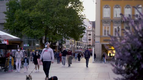 Menschen-Mit-Gesichtsmasken-In-Der-Münchner-Fußgängerzone
