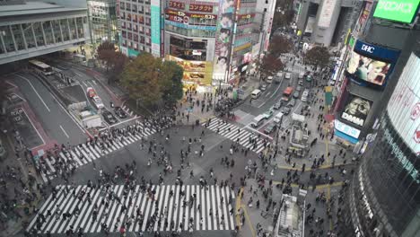 Menschen-überqueren-Den-Berühmten-Shibuya-Kreuzung-In-Tokio,-Japan