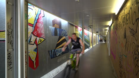 Wandgemälde-An-Der-East-Side-Gallery-Abschnitt-Der-Berliner-Mauer-In-Der-Mühlenstraße,-Berlin,-Deutschland