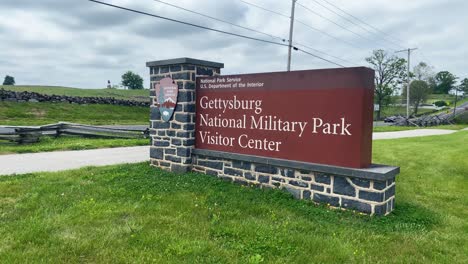 Entrance-of-Gettysburg-National-Military-Park-Visitor-Center,-establishing-shot
