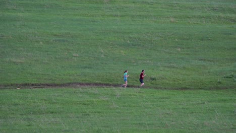 Hombre-Y-Mujer-Corriendo-Por-Senderos-En-Primavera