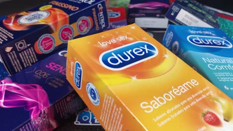 Schachteln-Mit-Kondomen-Verschiedener-Marken-Auf-Dem-Tisch---Nahaufnahme