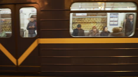Enge-Statische-Aufnahme-Einer-Vorbeifahrenden-U-Bahn-Mit-Passagieren-In-St