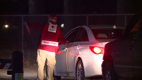 Conductor-Guía-Voluntario-De-La-Cruz-Roja-Durante-La-Evacuación