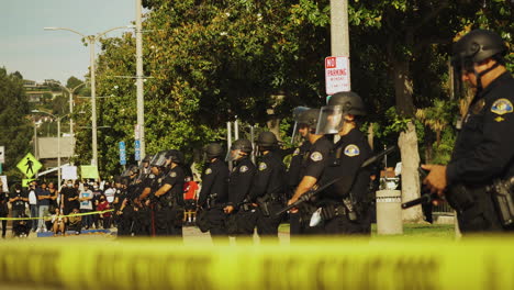Disparo-De-Perfil-Amplio-De-La-Línea-De-Policía-Detrás-De-La-Cinta-Policial-En-Black-Lives-Matter-Protesta,-Whittier,-CA