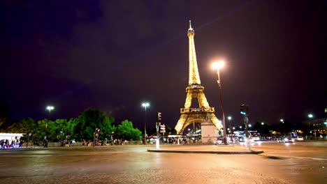 París---Julio-De-2014:-Tráfico-Nocturno-Cerca-De-La-Torre-Eiffel
