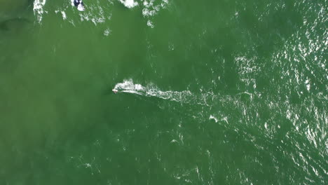 Luftaufnahme:-Draufsicht-Eines-Kitesurfers,-Der-Wellen-Auf-Einer-Grünen-Ostsee-Reitet