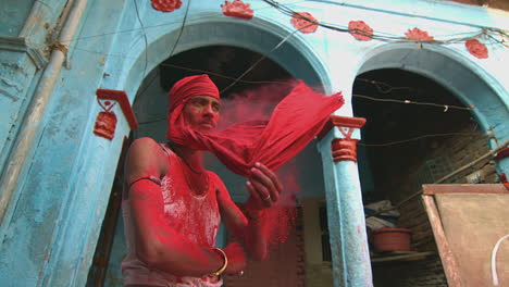 Hombre-Cubierto-De-Polvo-Rojo-Se-Quita-Un-Paño-De-La-Cara