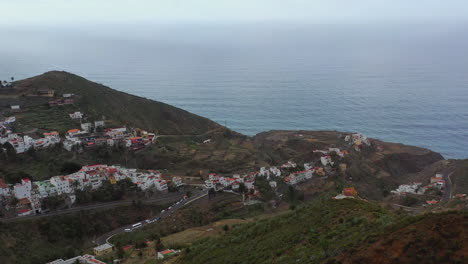 Aldea-En-La-Escarpada-Costa-Montañosa-De-Las-Islas-Canarias,-España,-Por-Encima-Del-Océano-Atlántico