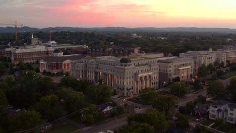 Vista-Aérea-De-La-Universidad-De-Belmont-En-Nashville,-Tn-Al-Atardecer