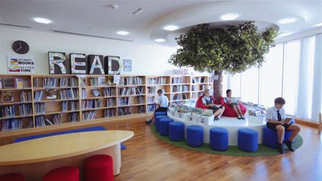 Schüler-Gehen-In-Die-Schulbibliothek-Und-Lesen-Bücher-–-Totale