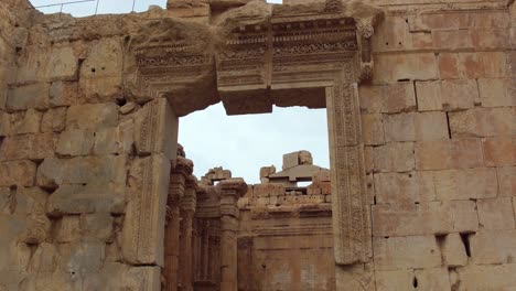 Grupo-Tradicional-Libanés-De-Bailarines-Enérgicos-En-El-Antiguo-Templo-De-Baalbek,-Dron-Aéreo-Volando-Sobre-Las-Ruinas,-Líbano,-Día