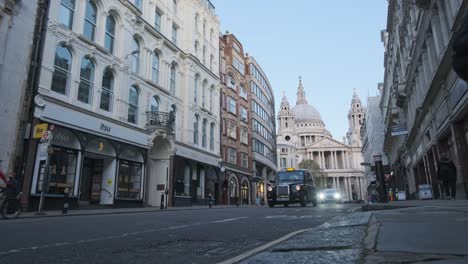 Autobús-Londinense-Nbfl-Y-Taxi-Negro-Pasando-Frente-A-La-Catedral-De-San-Pablo-Desde-Ludgate-Hill-Road