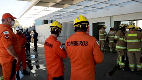 Feuerwehrleute-Warten-Vor-Dem-Santa-Luzia-Covid-19-Behandlungskrankenhaus,-Während-Andere-Im-Inneren-Auf-Das-Feuer-Reagieren