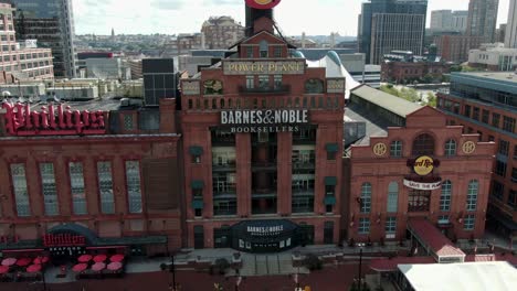 Ascending-Aerial,-Barnes-–-Edle-Buchhändler-Und-Hardrock-Café-Im-Baltimore-Inner-Harbor,-Phillips,-Berühmtes-Historisches-Elektrizitätswerk