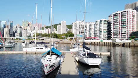 Boats-anchored-at-Causeway-bay-typhoon-shelter,-located-by-the-famous-Jardine-noonday-Gun