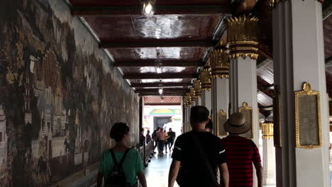Menschen,-Die-Den-Wunderschönen-Bangkok-Palast-Besichtigen-–-überall