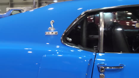 Logotipo-De-Shelby-Mustang-Cobra-En-Carrosserie-De-Coche-Antiguo-De-1960,-Primer-Plano