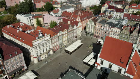 Stary-Rynek-square-with-colorful-merchant-houses-and-old-Town-Hall-in-Poznan,-Poland
