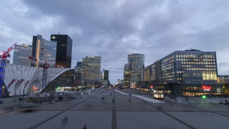 Holy-grail-timelape-of-La-Défense-from-sunset-to-night-and-buildings-lighting-up