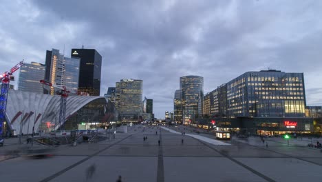 Timelape-Del-Santo-Grial-De-La-Defensa-Desde-El-Atardecer-Hasta-La-Noche-Y-La-Iluminación-De-Los-Edificios