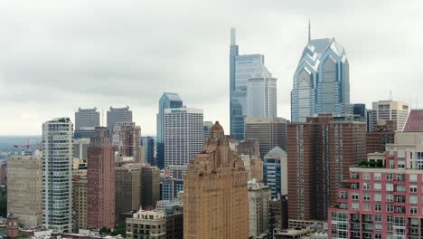 Langsame-Luftaufnahme-Der-Wolkenkratzer-Skyline-Von-Philadelphia,-USA,-An-Bewölktem,-Bewölktem,-Regnerischem-Tag,-Finanzviertel