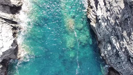 Blick-Von-Oben-Auf-Eine-Wunderschöne-Felsspalte-Mit-Kristallklarem-Wasser-Auf-Sardinien