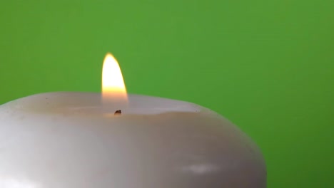 Kerze-Auf-Grünem-Bildschirm-Mit-Blauem-Feuerzeug-Anzünden