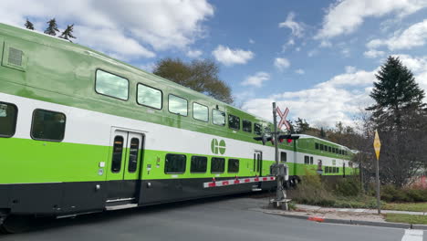 Ir-Tren-Pasando-En-Cruce-De-Ferrocarril