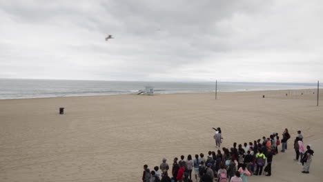 Klassenzimmer-Mit-Schülern-Auf-Einem-Ausflug-Am-Strand-An-Einem-Trüben-Tag,-Luftaufnahme-Von-Oben