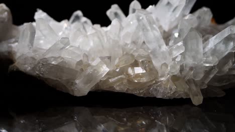 Muchos-Cristales-Intrincados-Y-Bien-Formados-Hacen-De-Este-Espécimen-De-Cuarzo