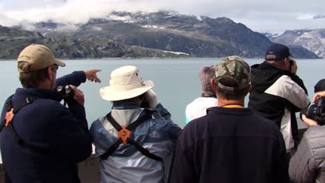 Touristen-Am-Bug-Eines-Kreuzfahrtschiffes-Im-Glacier-Bay-Nationalpark-In-Alaska-Genießen-Die-Landschaft