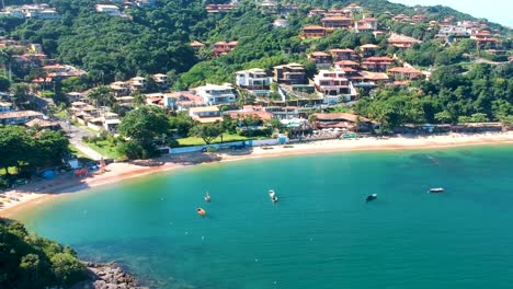 Boote-Schwingen-Am-Ufer-Des-Strandes-Mit-Grünem-Wasser-In-Brasilien,-Rio-De-Janeiro
