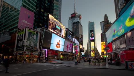 Großer-Zeitraffer-Der-Straße-Und-Des-Times-Square-Mit-Blick-Auf-Die-Innenstadt-Während-Der-Coronavirus-Krise